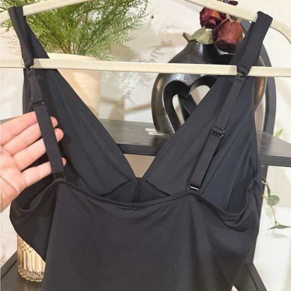 sea level swim Sleek Black One-Piece Swimsuit with V-Neck size 8 - Picture 5 of 11
